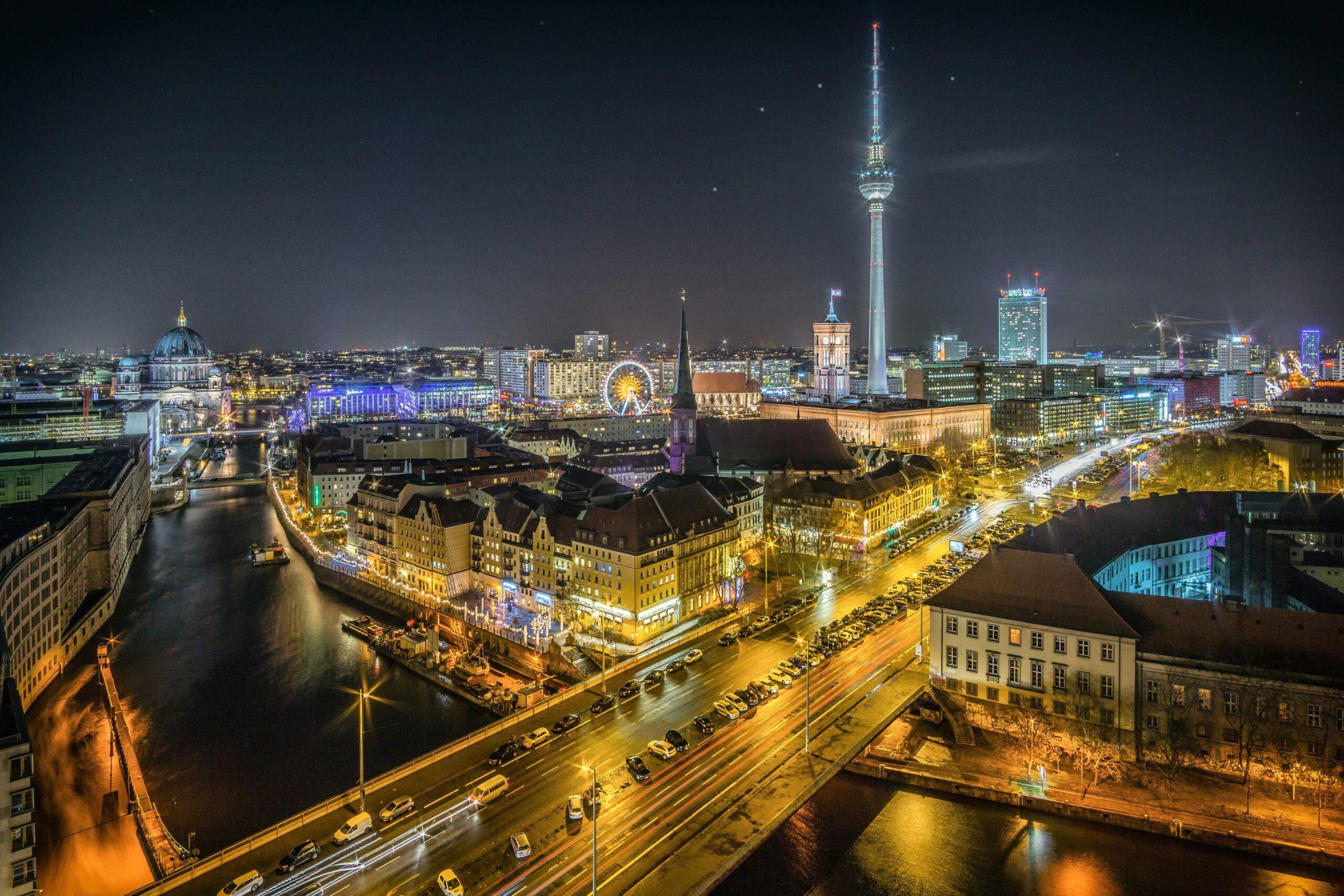 La Porte de Brandebourg illuminée de lumières et de lasers lors des festivités du Nouvel An à Berlin