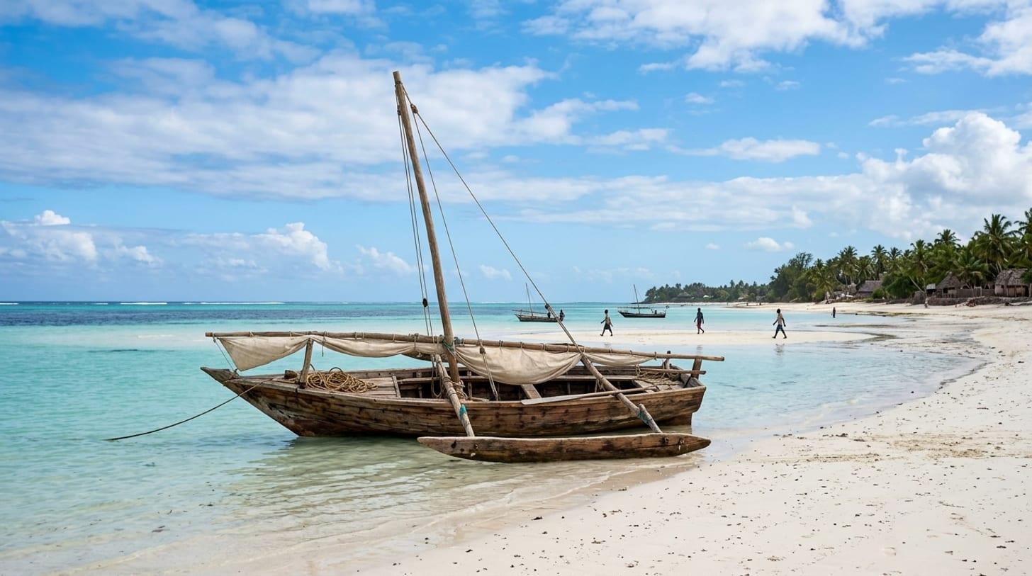 Traditioneller Holzdhau auf der türkisfarbenen Lagune eines Sansibar-Strandes bei Ebbe