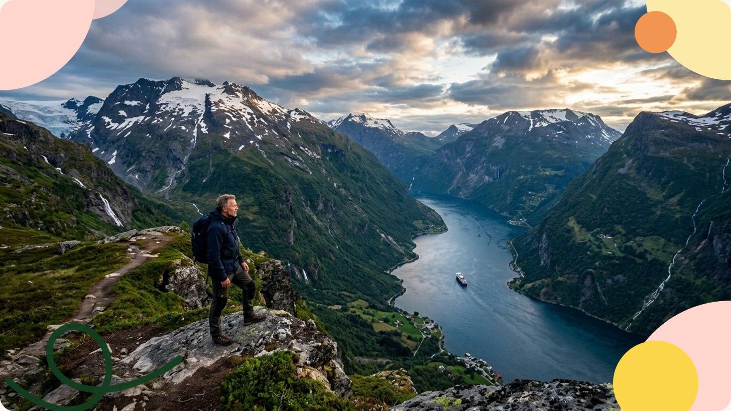 Wanderer blickt bei Sonnenuntergang auf einen norwegischen Fjord, verschneite Gipfel und stilles Wasser