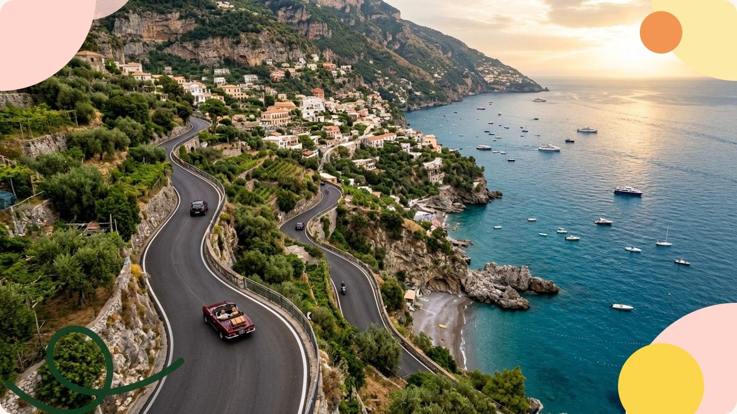 Route côtière sinueuse surplombant la mer Méditerranée avec villages colorés accrochés aux falaises en Italie