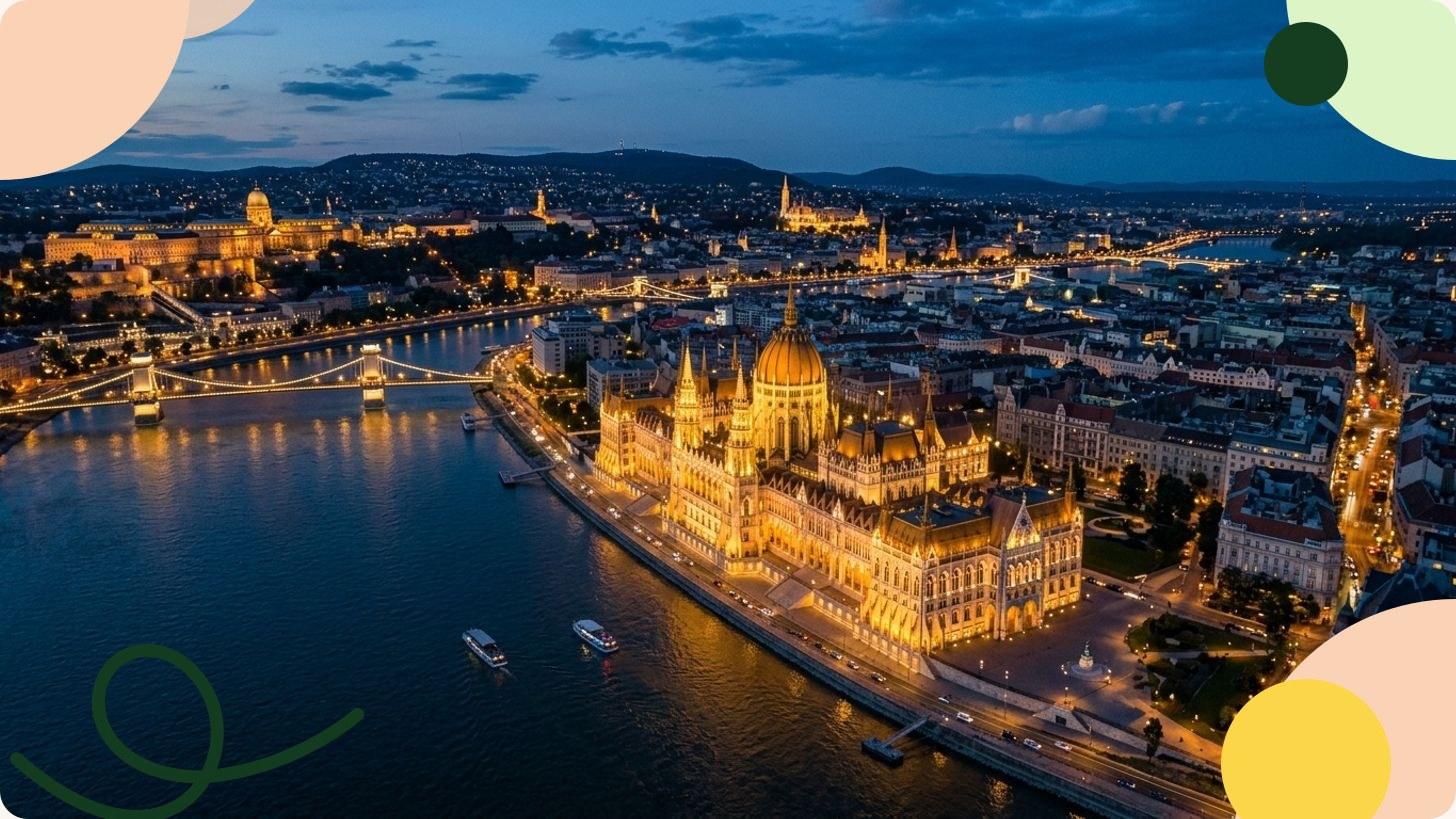 Vue panoramique du Parlement néogothique de Budapest illuminé au coucher du soleil sur les rives du Danube