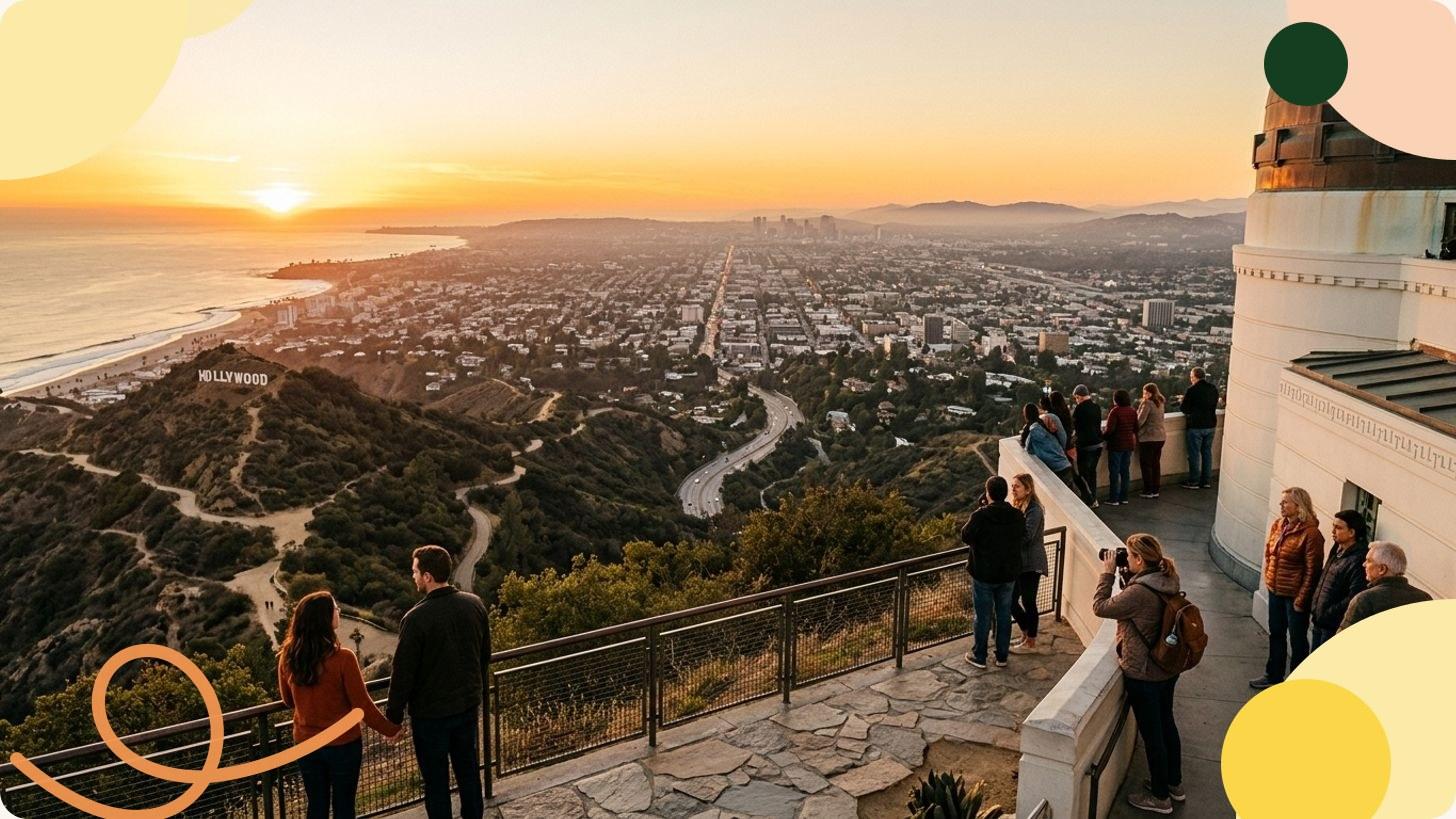 Panorama sur les gratte-ciel de Los Angeles illuminés au coucher de soleil depuis les collines de la ville