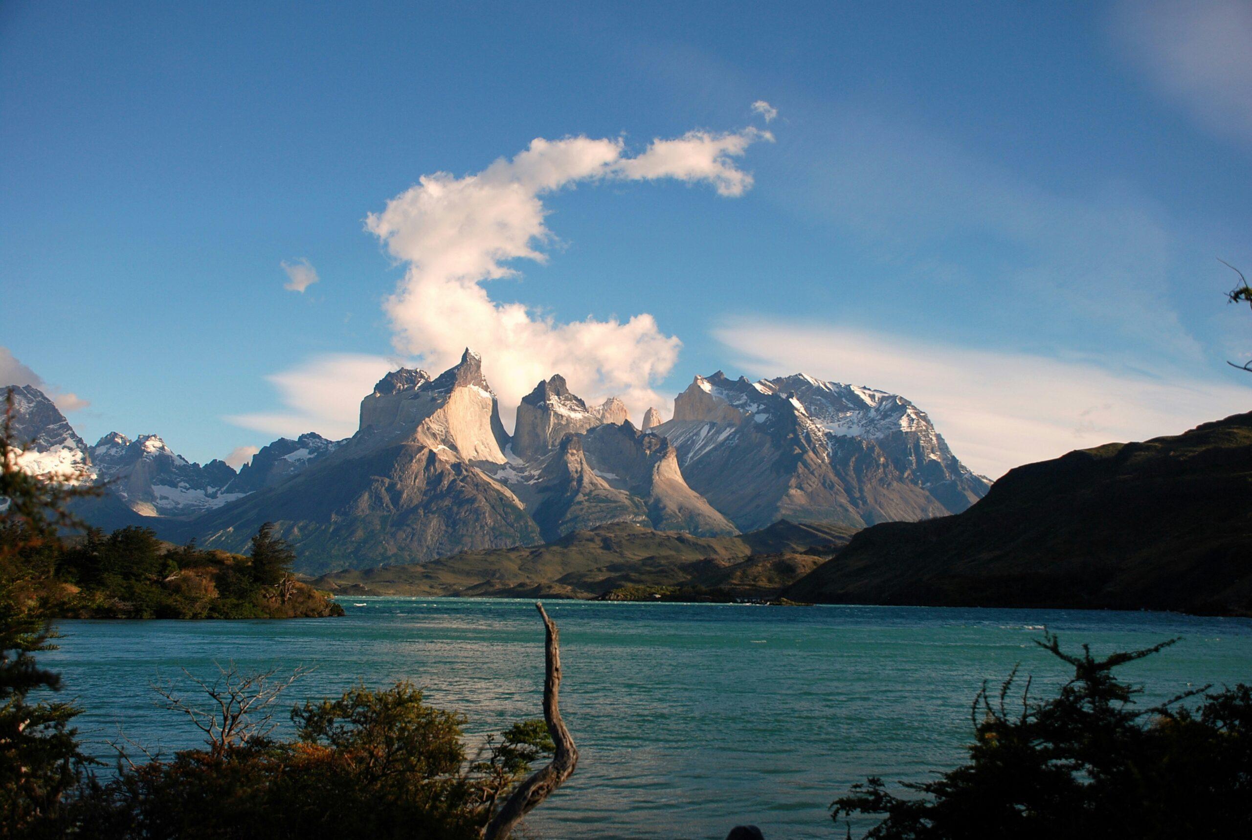 Glacier Perito Moreno en Argentine, imposante façade de glace bleue s’avançant sur le lac Argentino en Patagonie