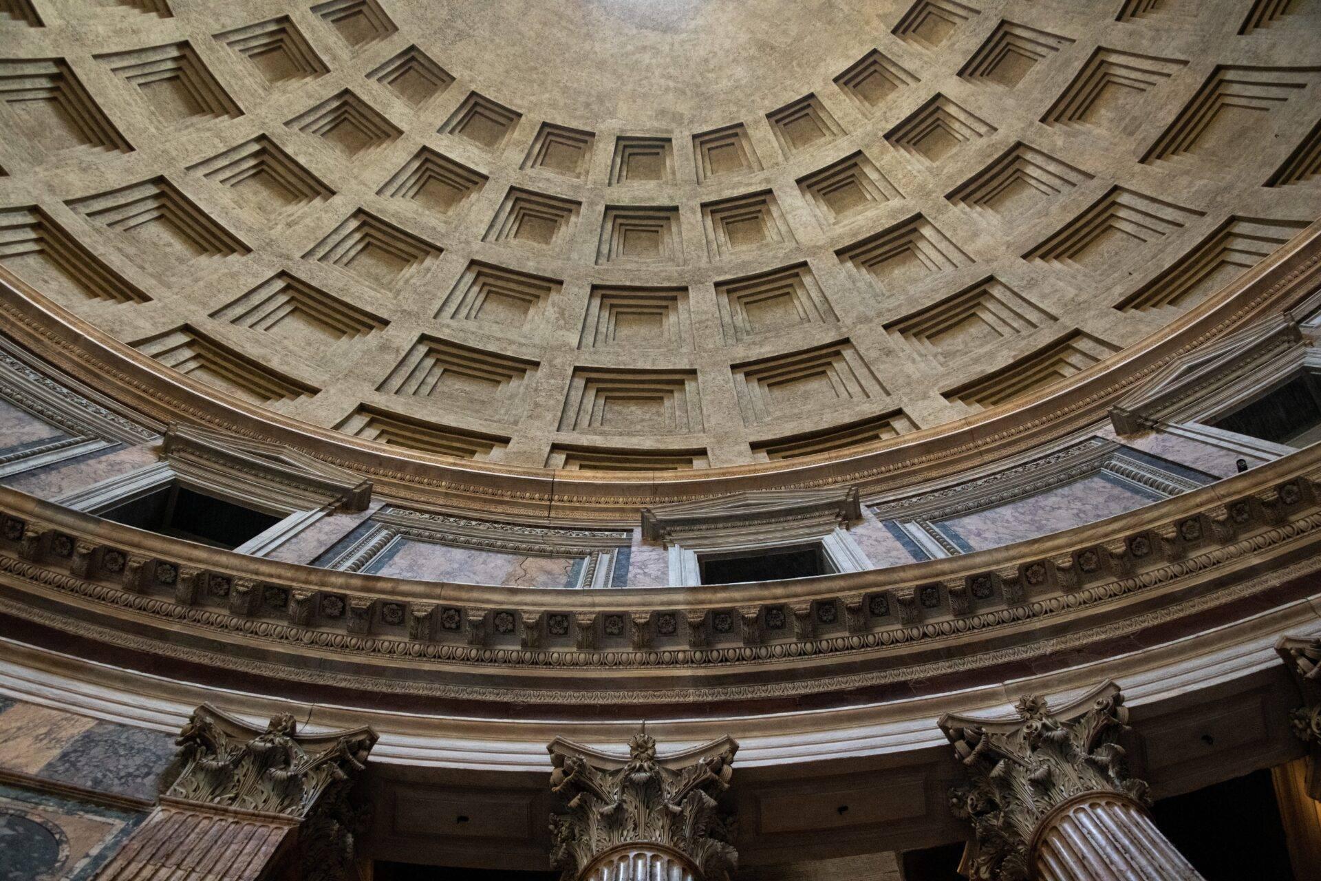 Intérieur d’un édifice monumental avec dôme à caissons et colonnes corinthiennes dorées en architecture classique