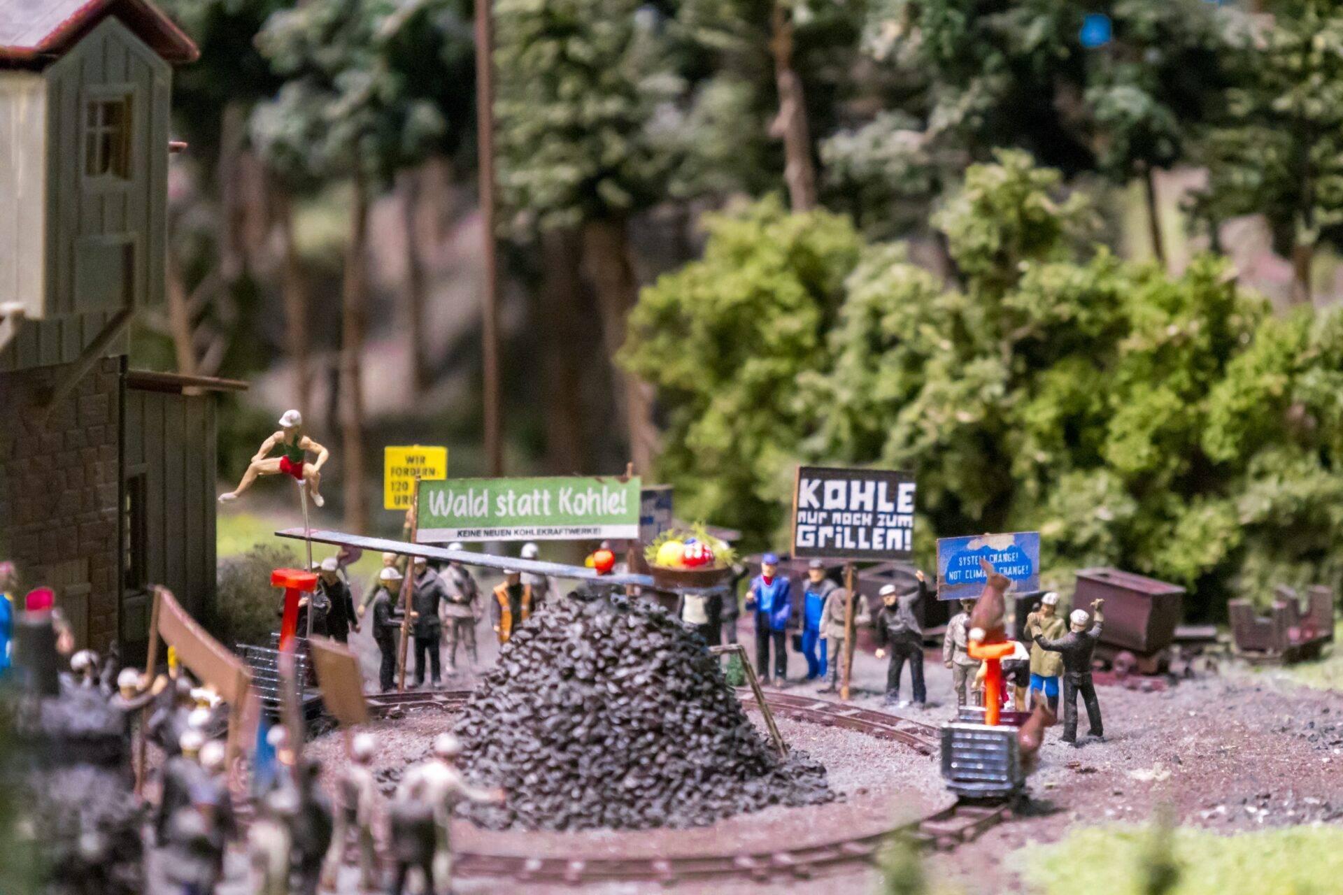 Diorama en miniature d’une mine allemande avec manifestants, pancartes protestataires et piles de charbon