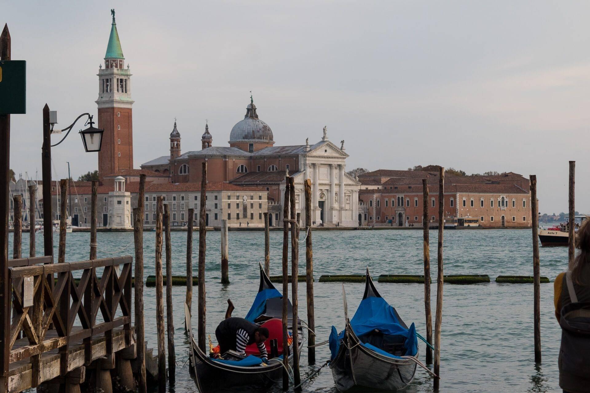 Deux gondoles amarrées devant l’île de San Giorgio Maggiore à Venise, avec ses bâtiments historiques et son campanile caractéristique