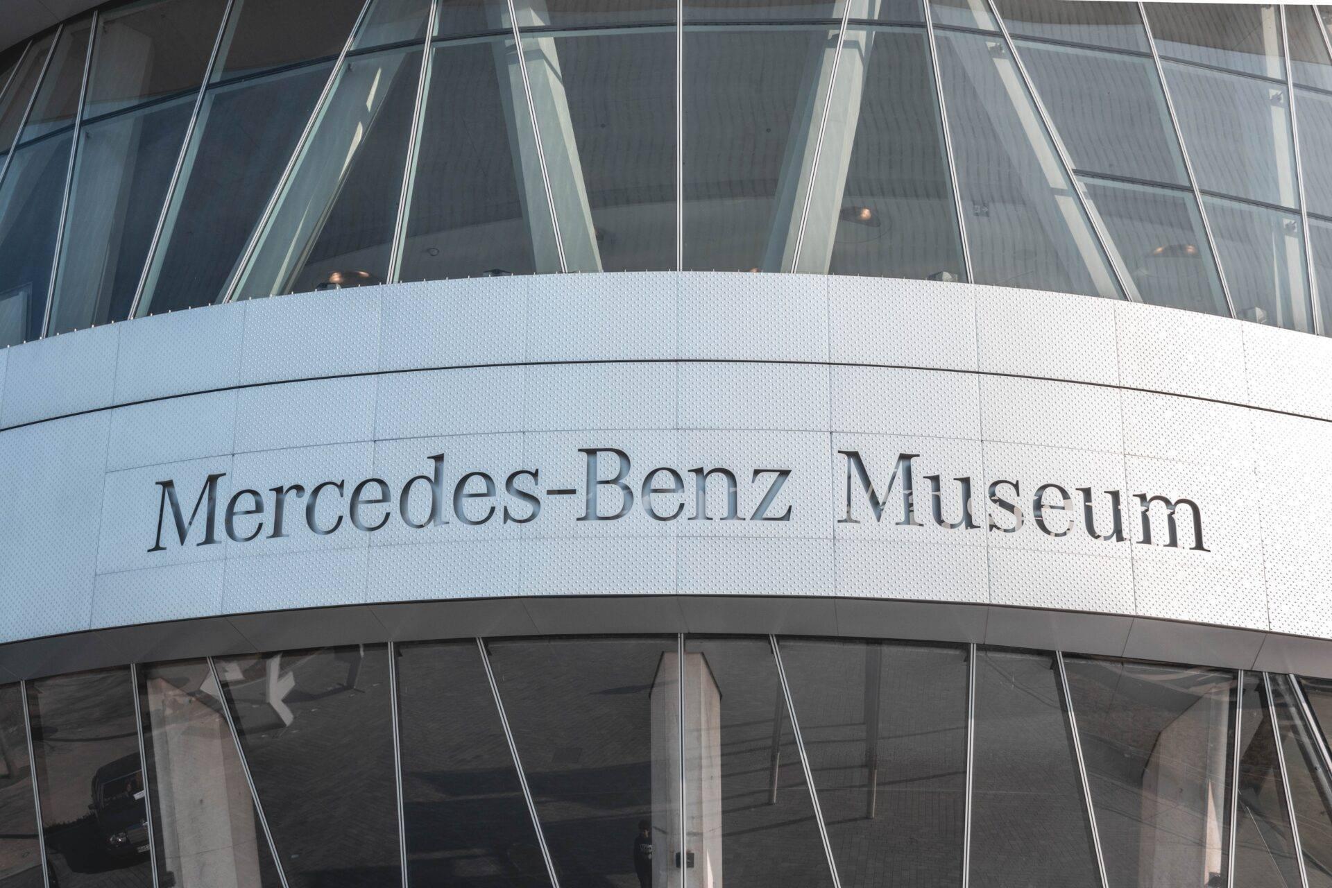 Façade moderne du musée Mercedes-Benz avec sa signalétique distinctive et ses vitrages contemporains