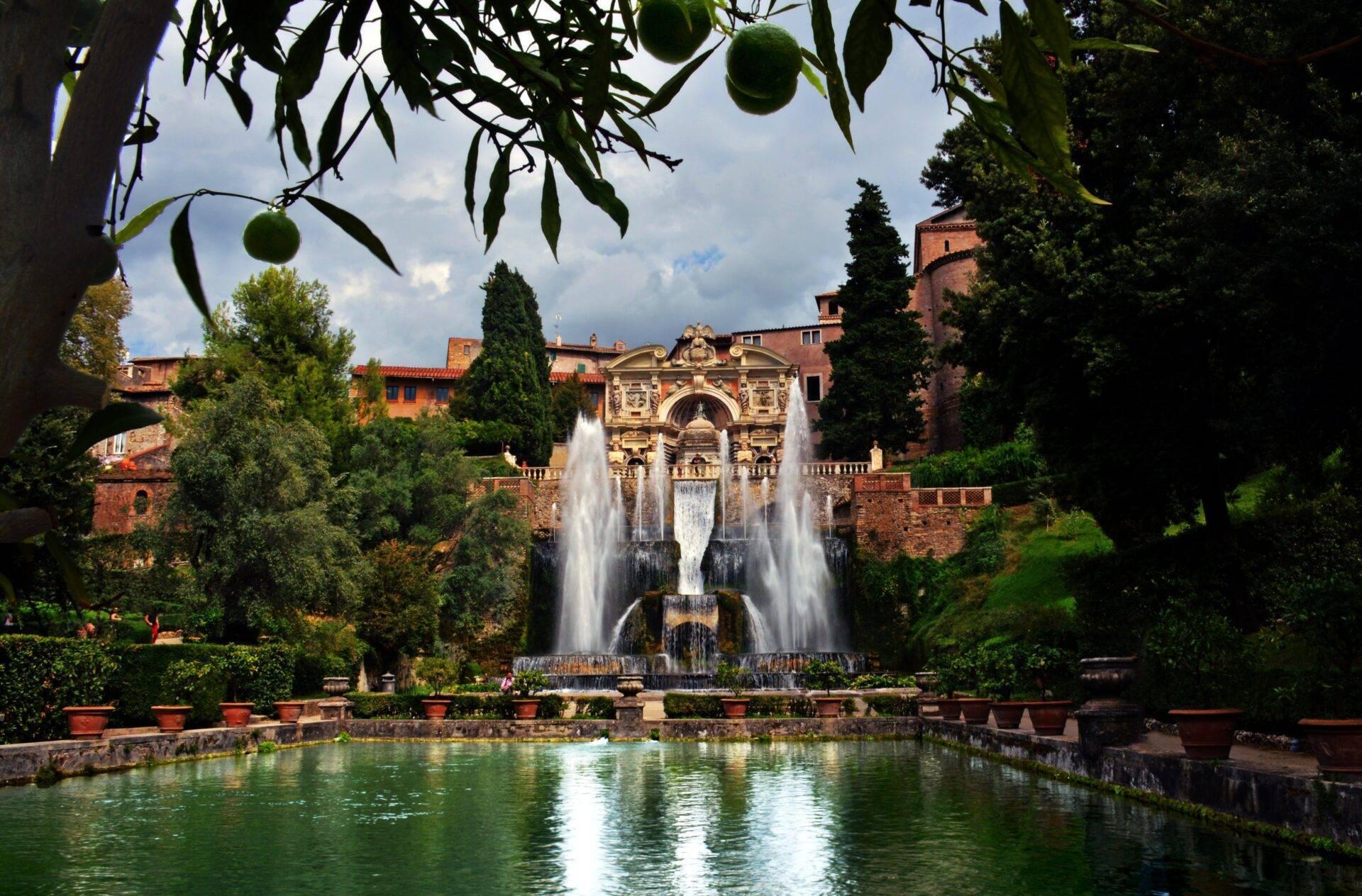 Un magnifique jardin à l’italienne avec fontaine monumentale, bassin turquoise et villa Renaissance en arrière-plan