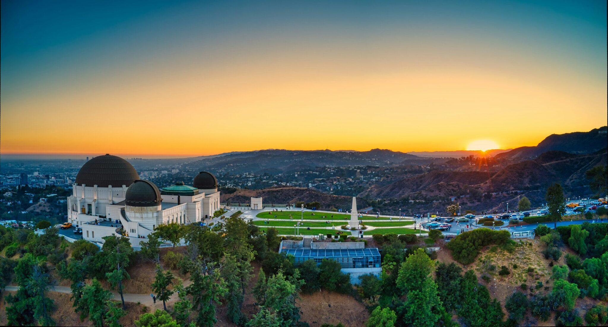 L’Observatoire Griffith au coucher de soleil surplombant Los Angeles avec ses dômes blancs et la ville étendue