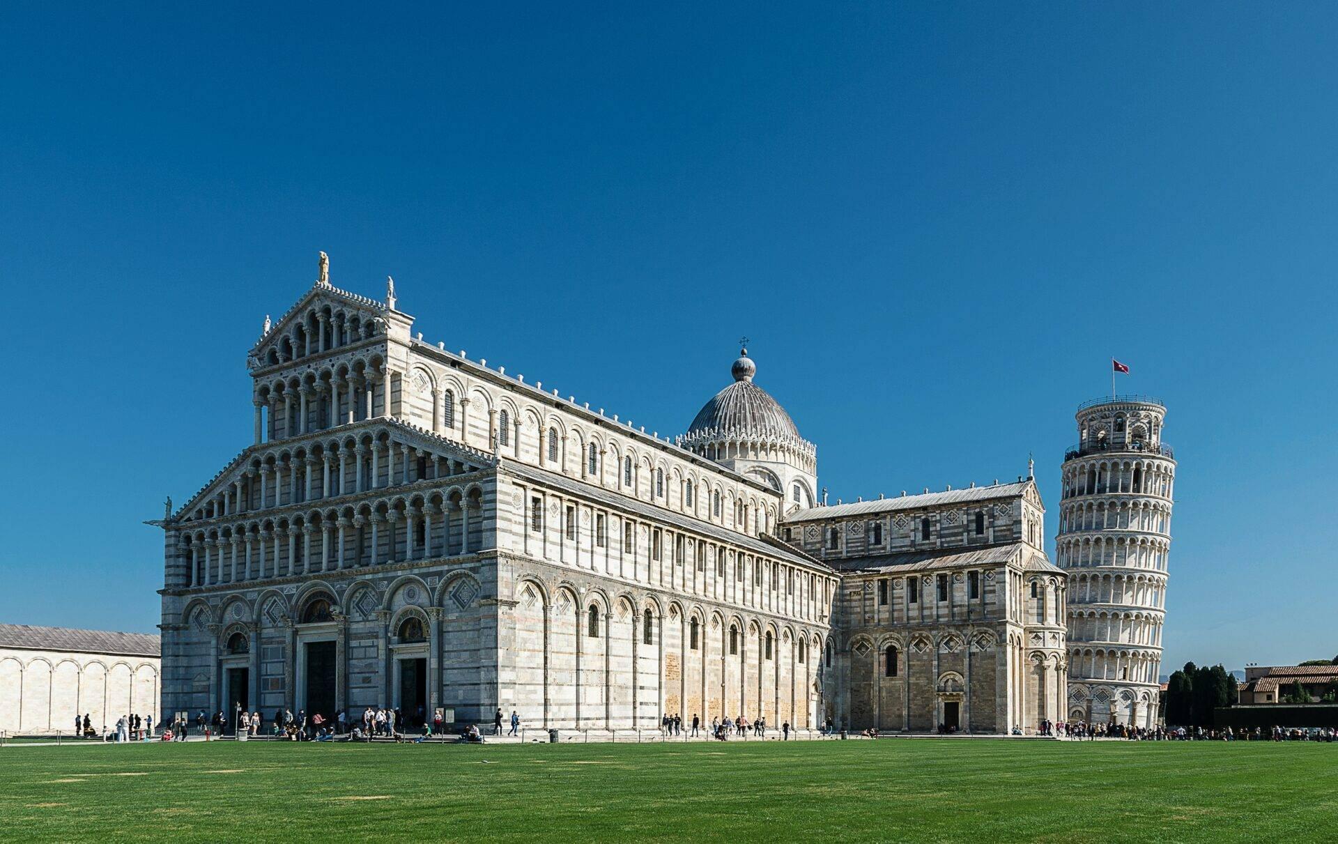 La cathédrale de Pise avec sa célèbre tour penchée dans la Piazza dei Miracoli sous un ciel bleu dégagé