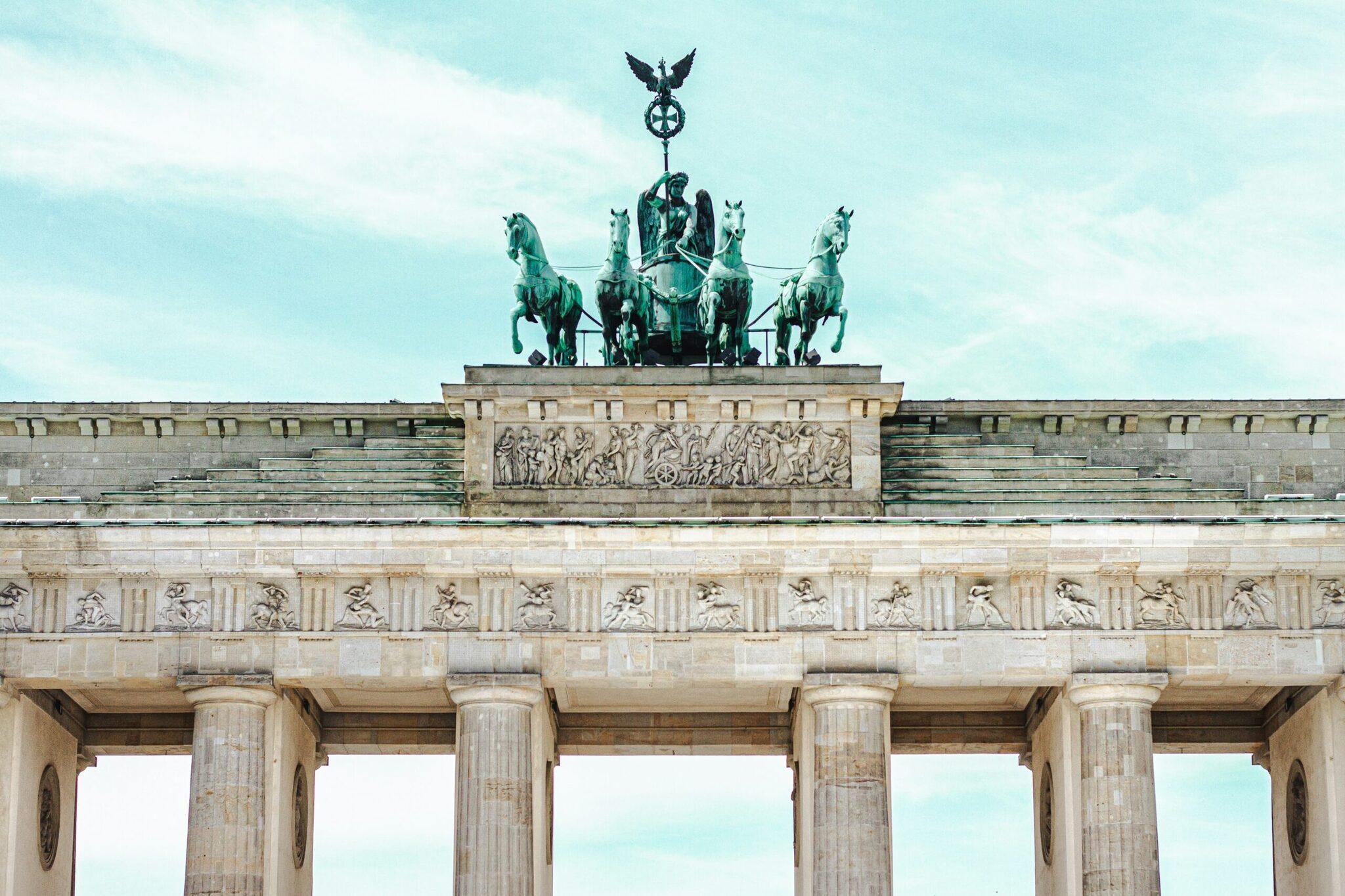 La Porte de Brandebourg à Berlin avec ses colonnes majestueuses et le quadrige en bronze vert dominant la structure