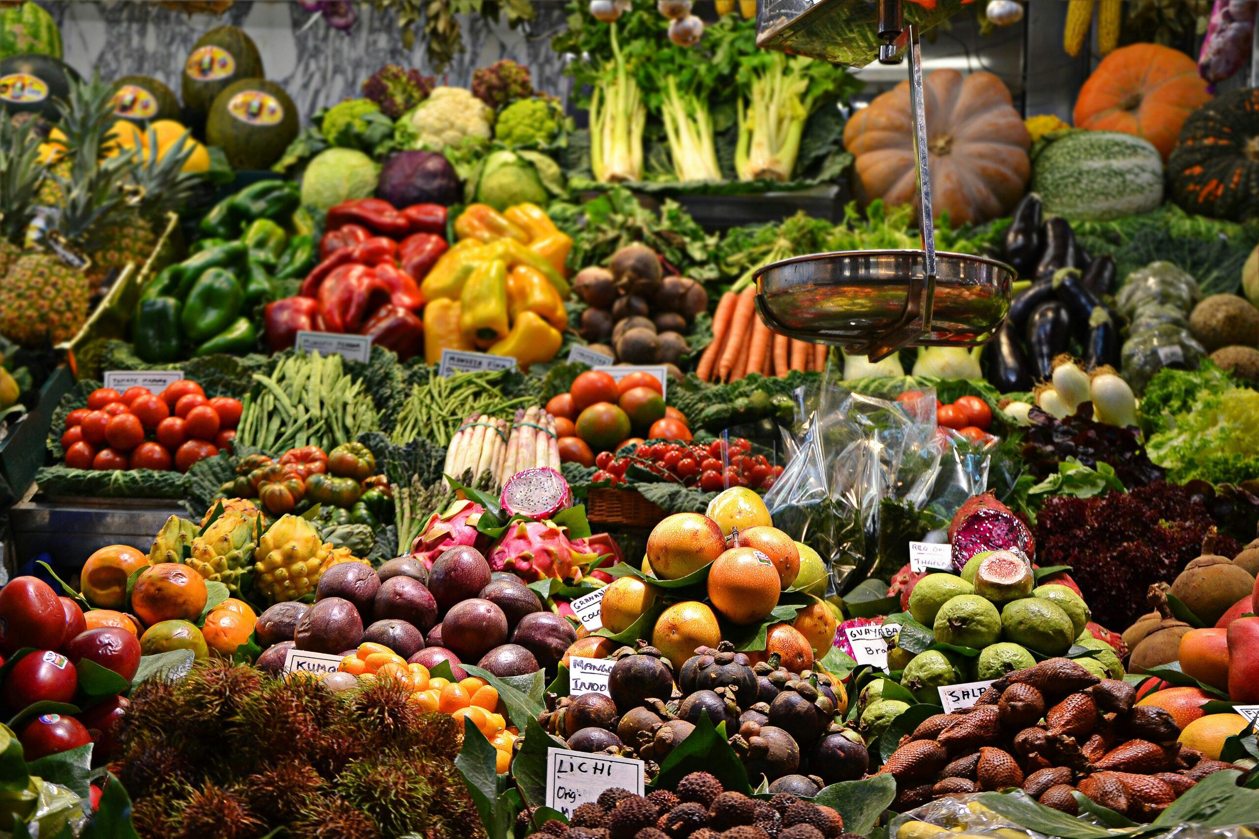 Étals de fruits frais et jus colorés au marché de la Boqueria sur les Ramblas de Barcelone