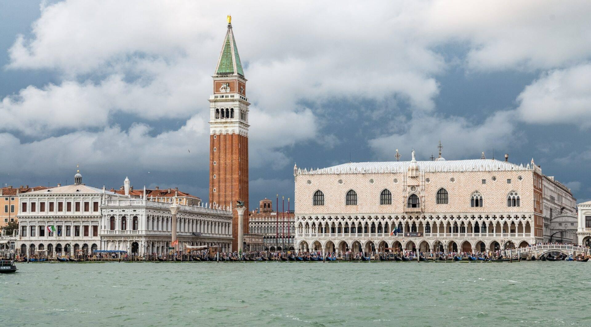 Vue depuis le Grand Canal sur la Basilique Saint-Marc et le Palais des Doges avec la tour du Campanile sous ciel nuageux