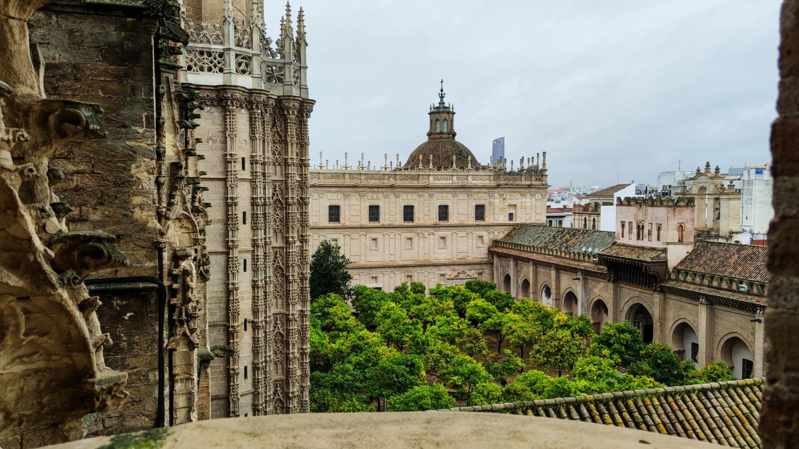 Vue sur des bâtiments historiques de Séville avec architecture gothique et renaissance, depuis une terrasse de cathédrale