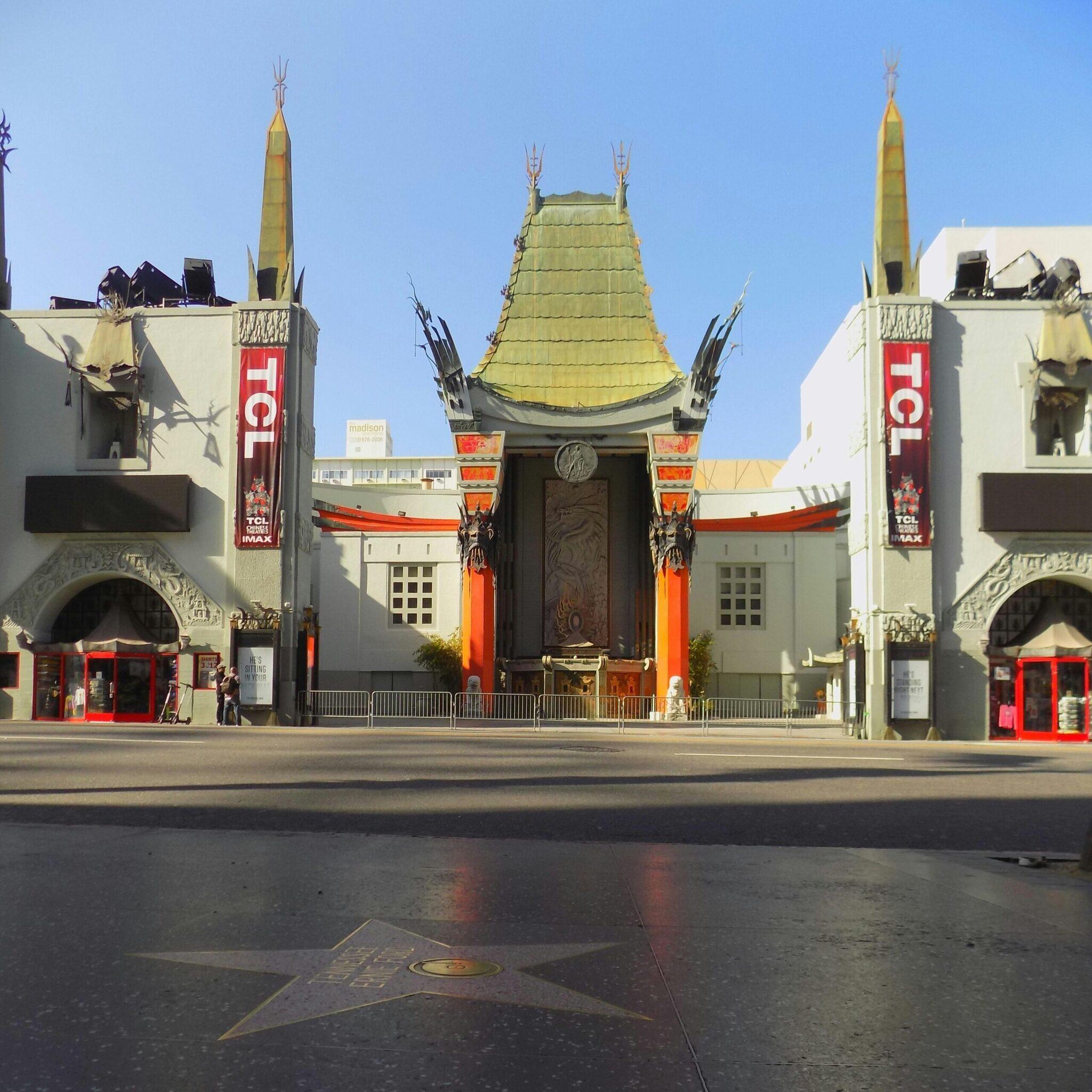 Façade ornementale d’un théâtre historique avec pagode dorée centrale et bannières rouges à Los Angeles