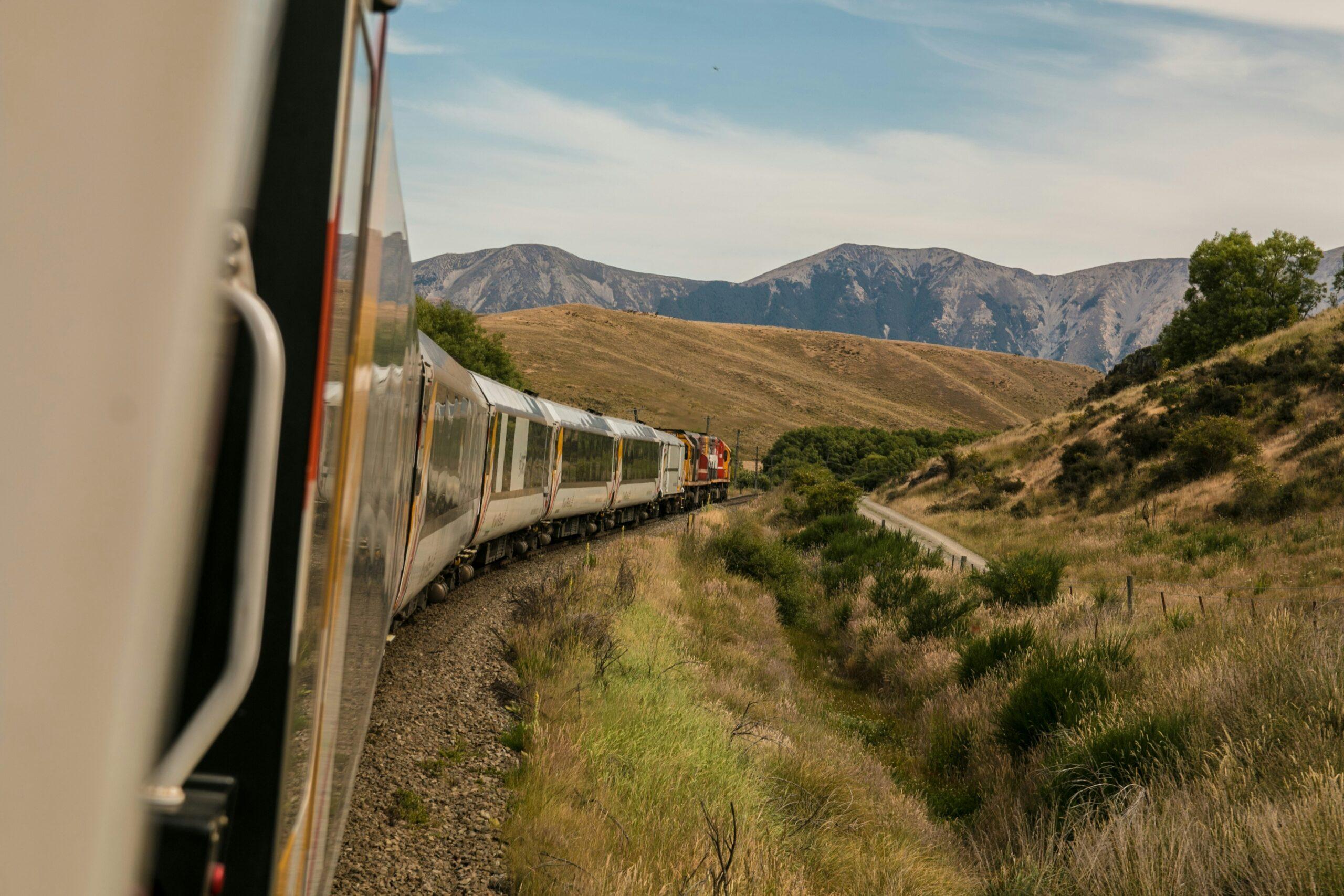 Bernina Express rouge sur le viaduc circulaire de Brusio dans les Grisons suisses en automne