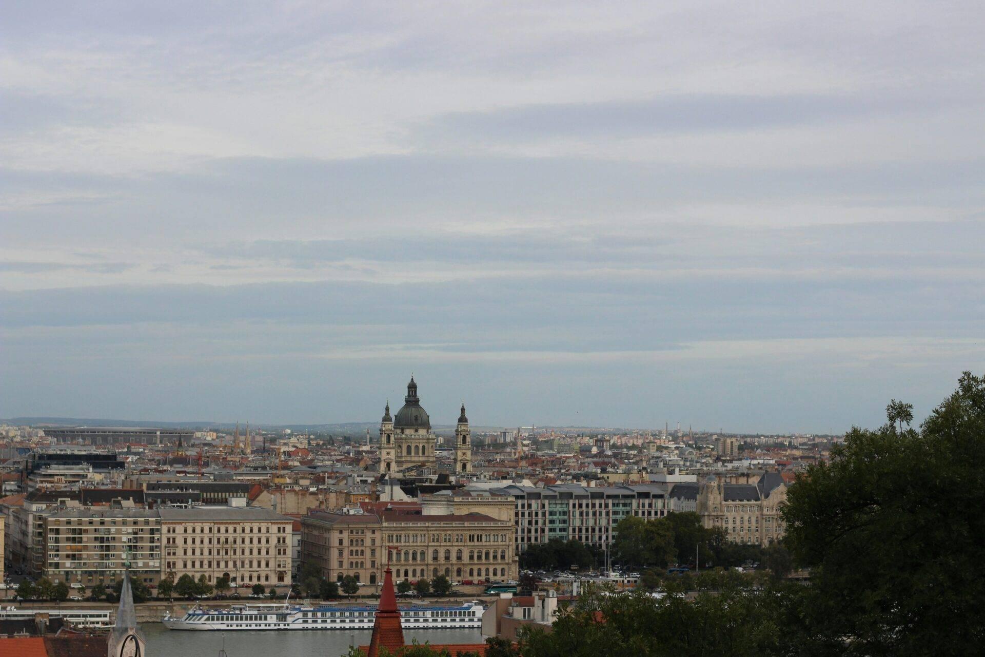 Vue panoramique d’une ville européenne avec basilique imposante au bord d’un fleuve et architecture historique
