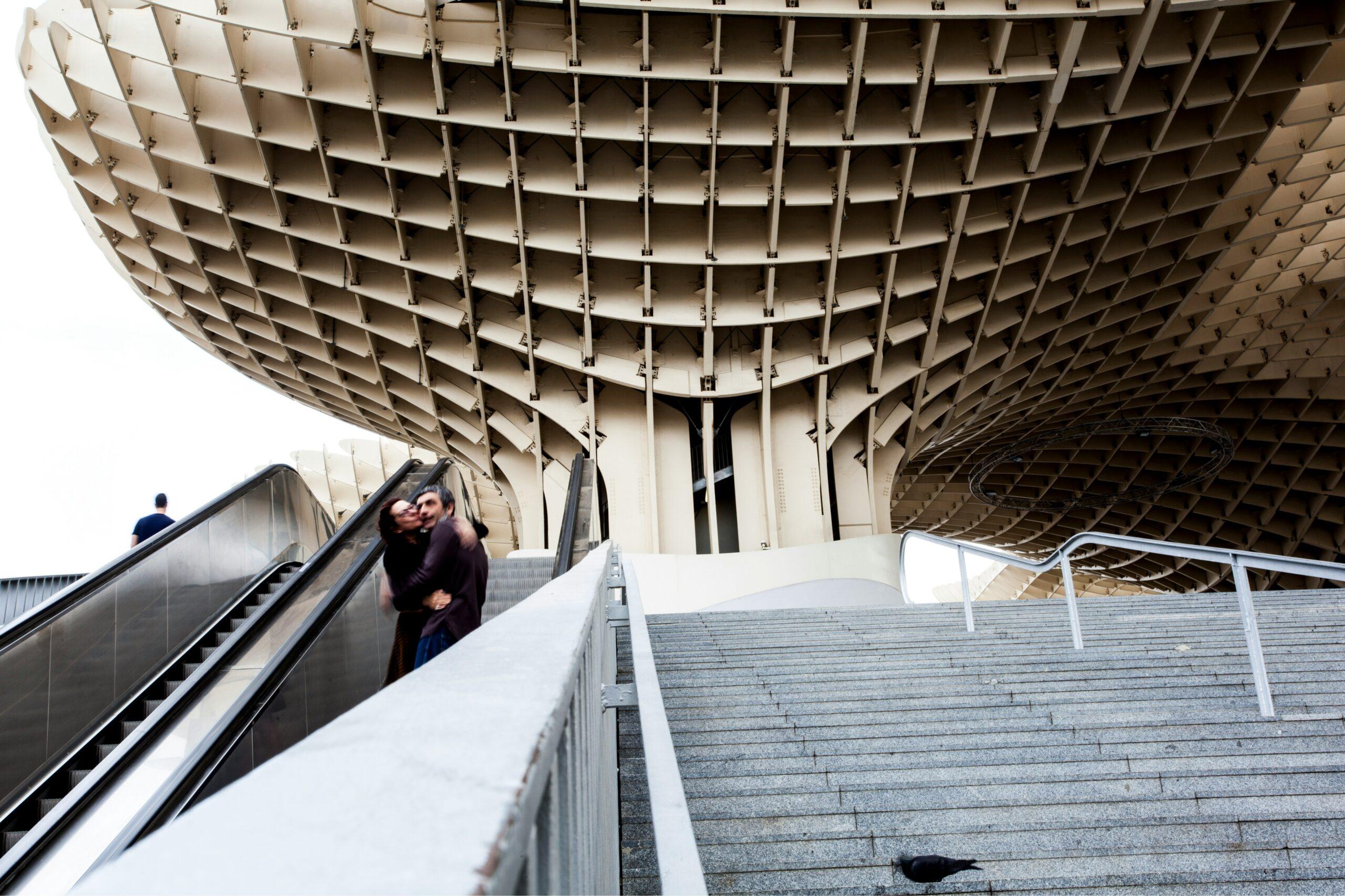 Escaliers modernes et escalator menant à un bâtiment contemporain aux structures géométriques blanches