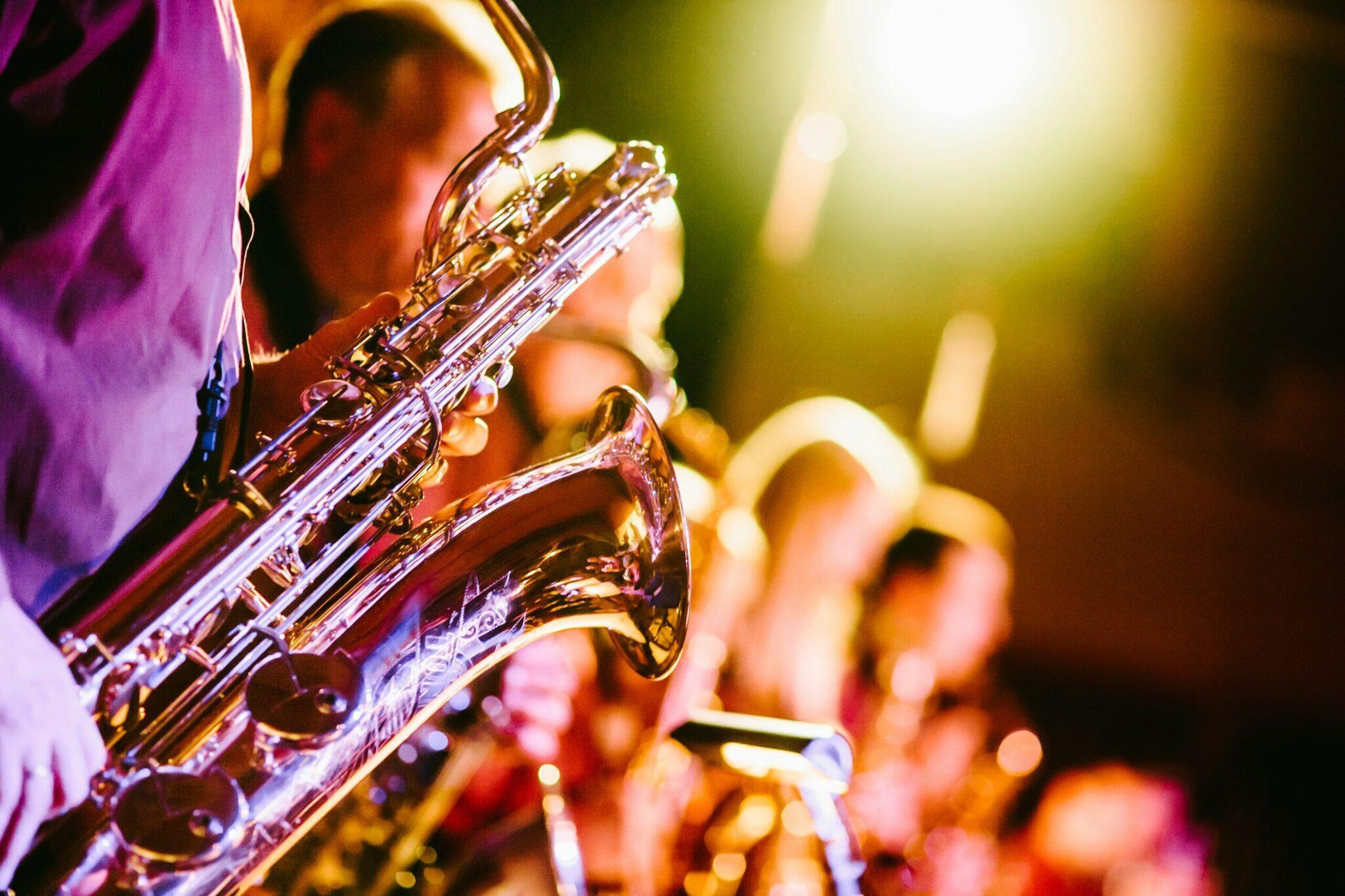 Musiciens jouant du saxophone et d’autres instruments de jazz lors d’une performance live en soirée