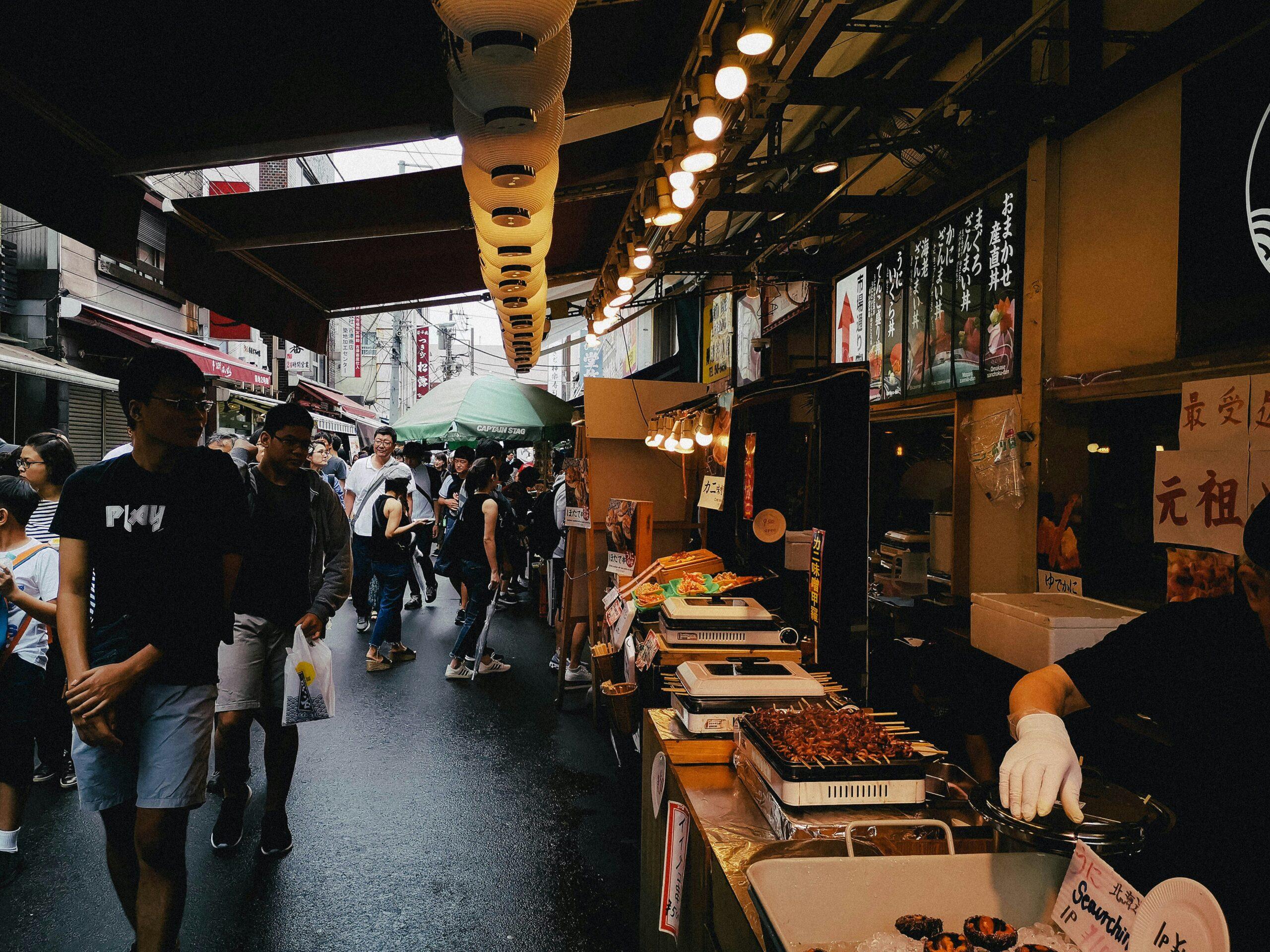 Comptoir à sushis frais et poissonnerie au marché de Toyosu à Tokyo au lever du jour
