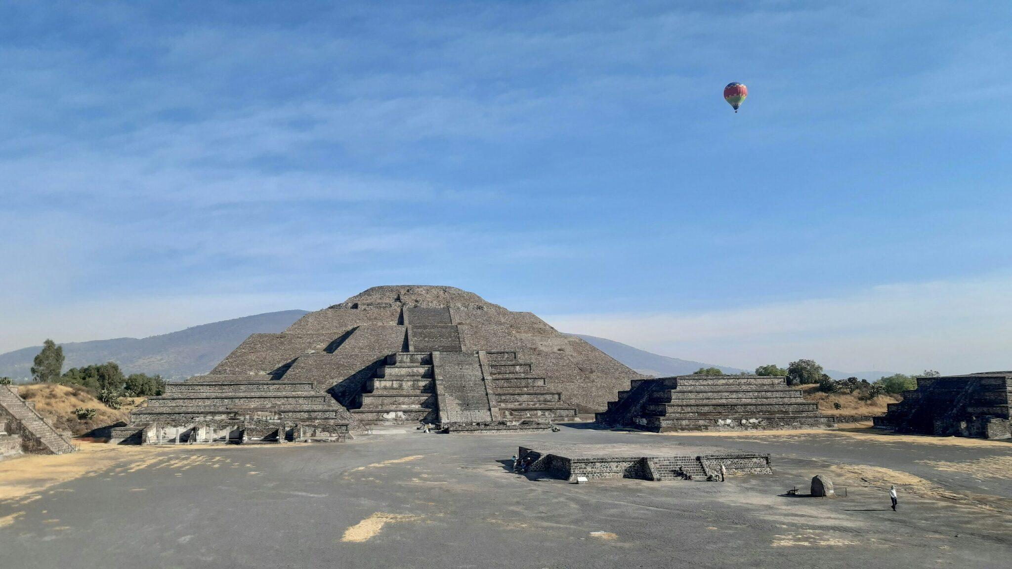 Pyramide précolombienne au Mexique avec un ballon volant dans un ciel bleu dégagé