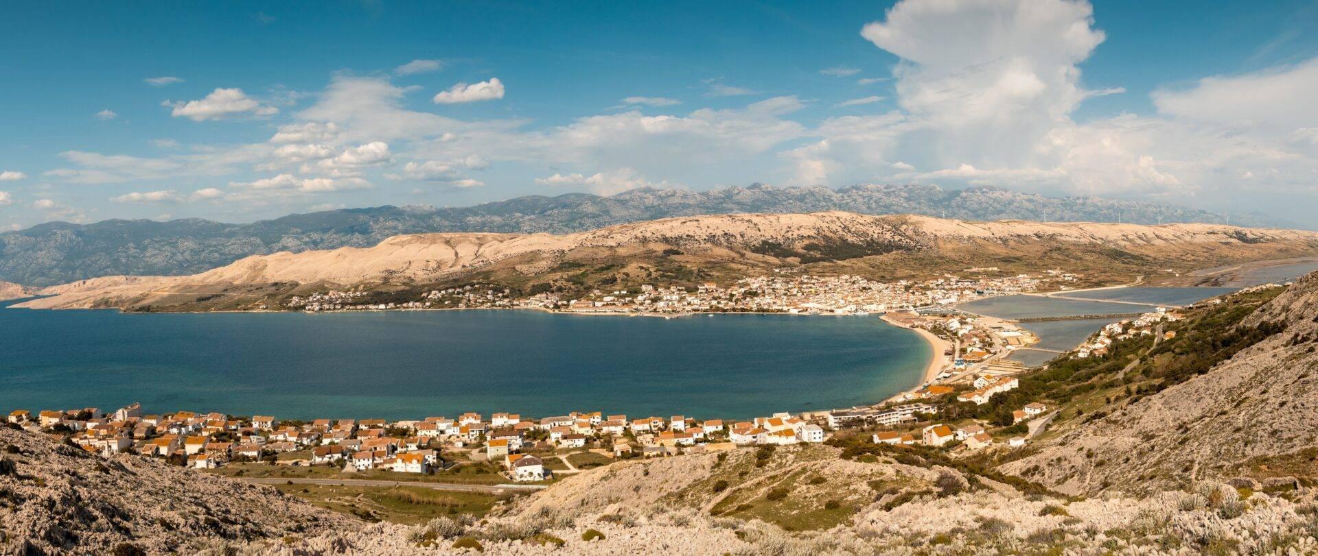 Vue panoramique d’une baie méditerranéenne avec villages côtiers blancs et montagne rocheuse en arrière-plan