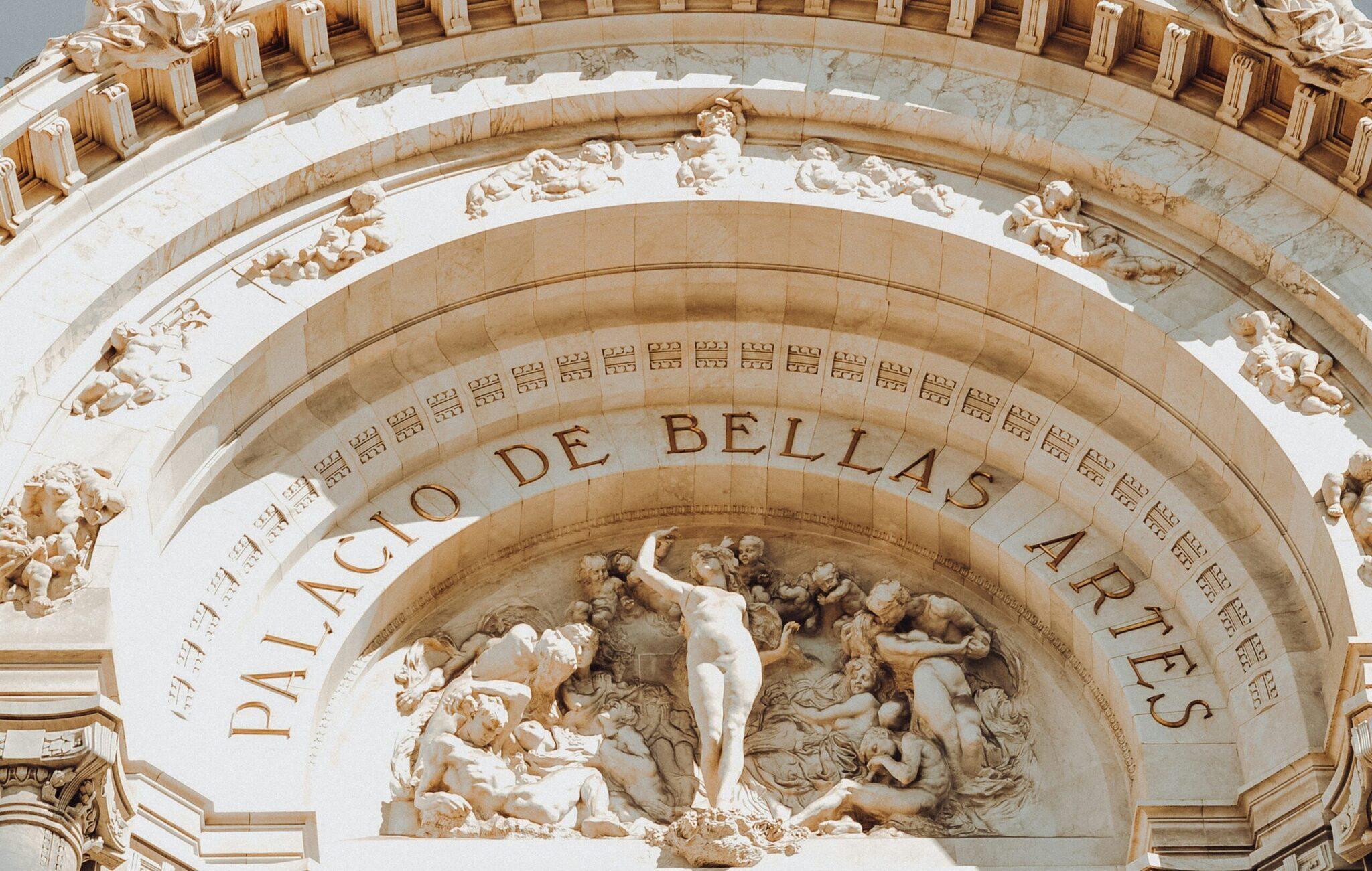 Détail architectural d’un plafond à caissons avec inscription latine et relief sculptural de figures mythologiques